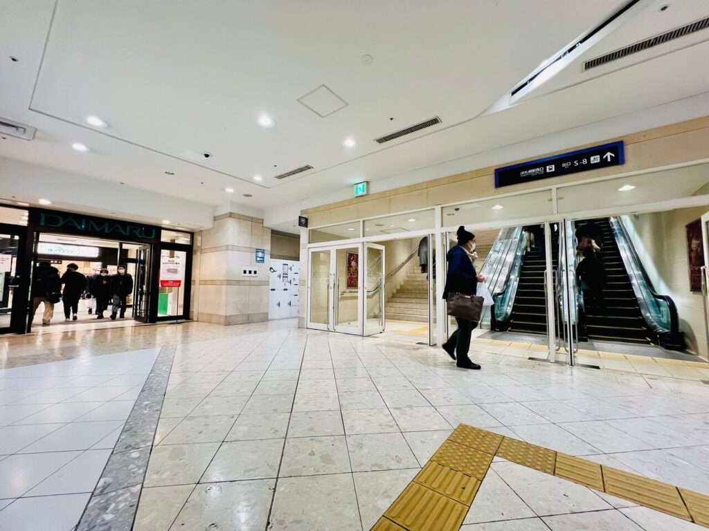 JR札幌駅地下1階　エスカレーターと大丸